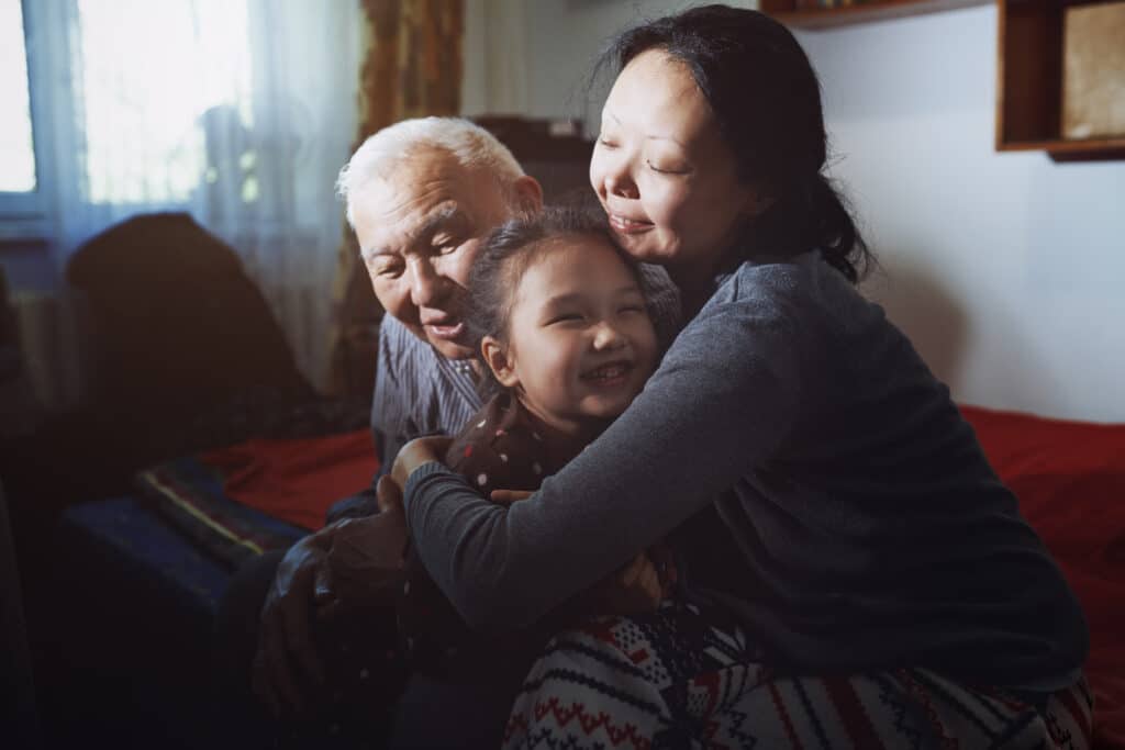 Geld nach Hause schicken: Opa, Mutter, Tochter