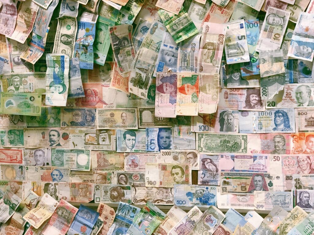 Varios billetes que muestran cantidades y símbolos monetarios.
