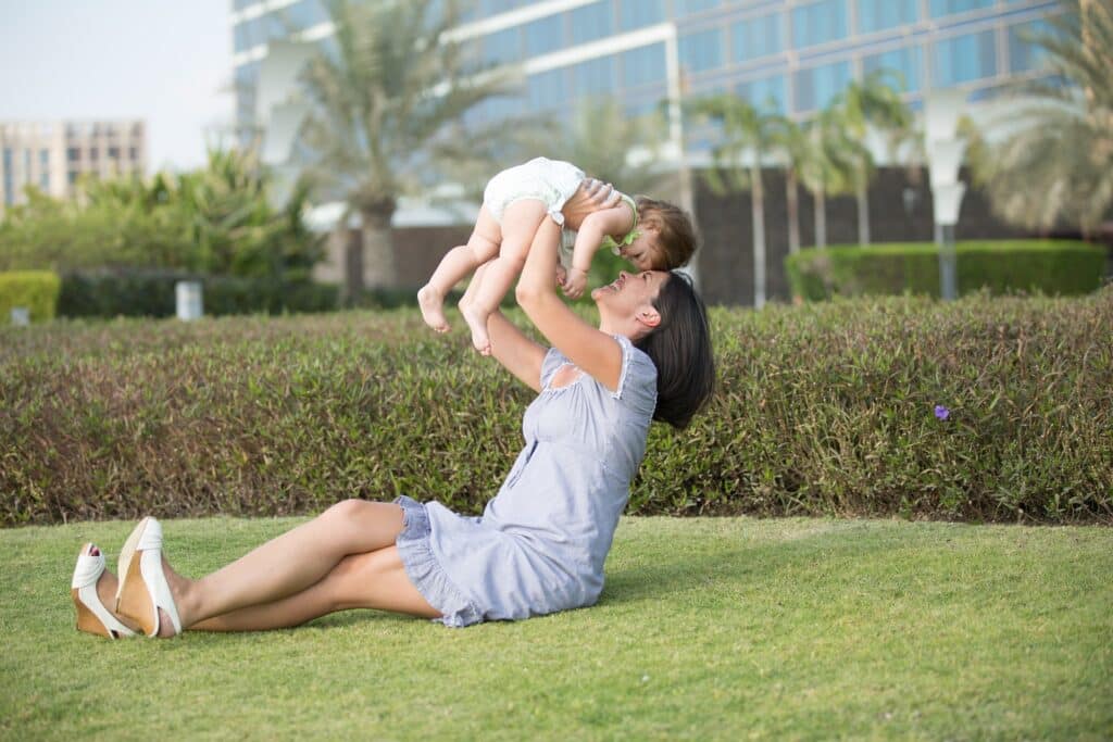 Beste Banken für Nicht-Einwohner: Frau spielt mit Kleinkind im Park