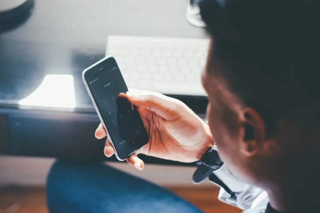 Un primer plano de un hombre usando su teléfono móvil.