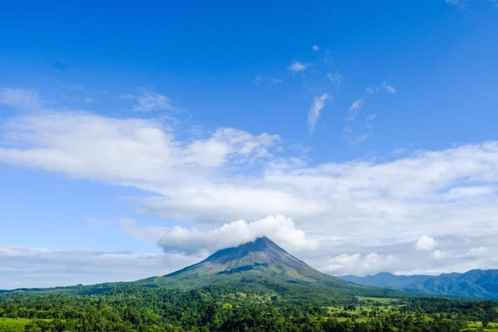 Costa Rica currency: green mountain with clouds surrounding its peak