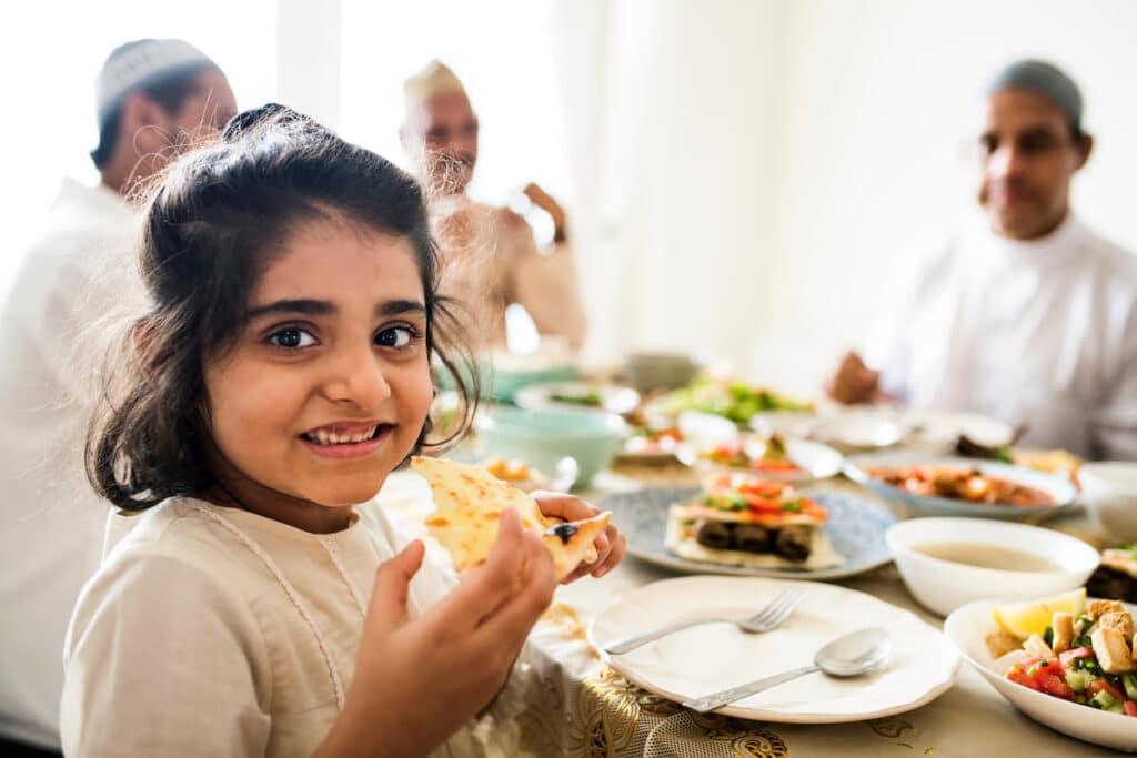 Bambina islamica che mangia