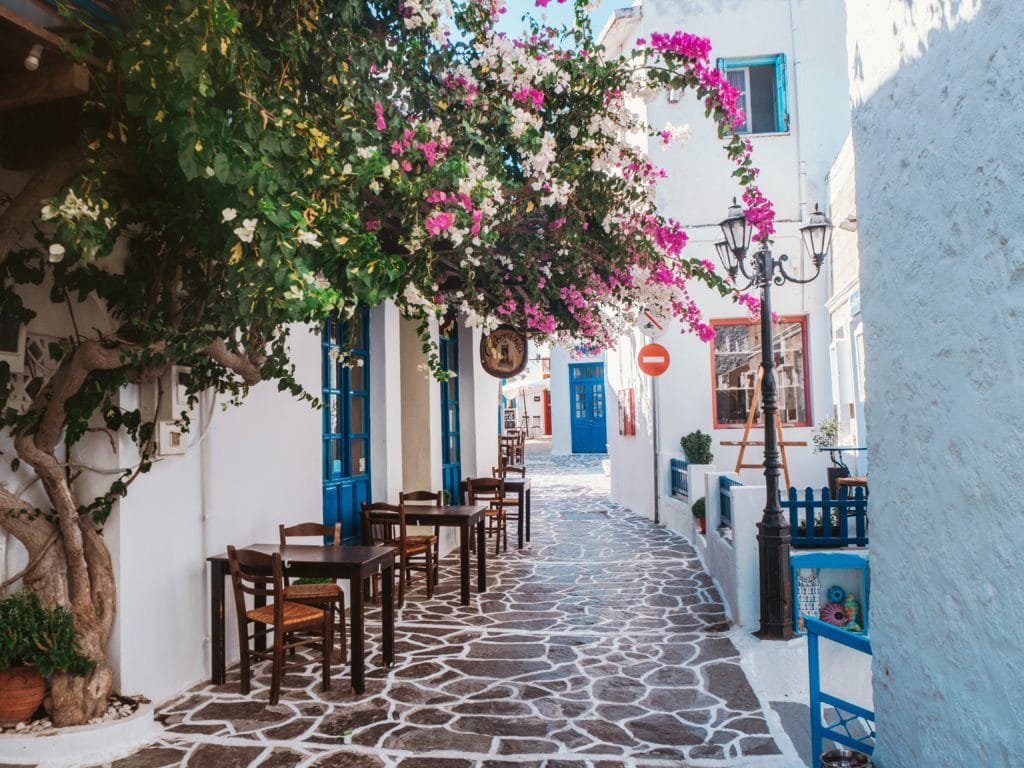 Un pequeño callejón típico griego.