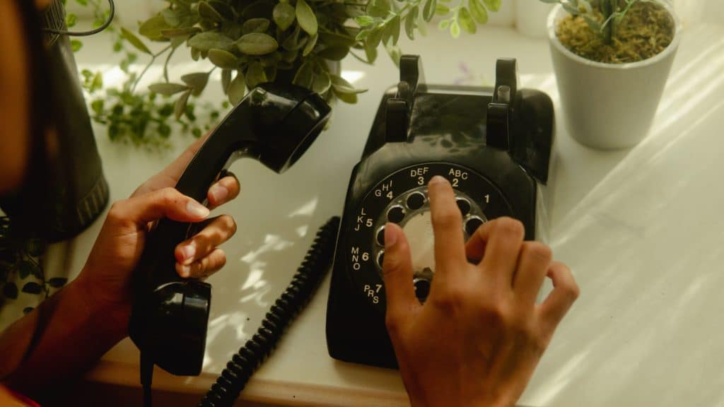 Internationale Vorwahlen: jemand benutzt ein altes Telefon