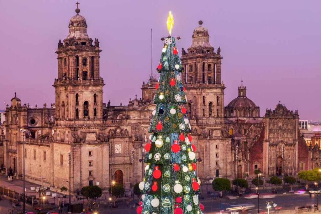 Decoraciones de Noël en Mexico frente a la Catedral Metropolitana