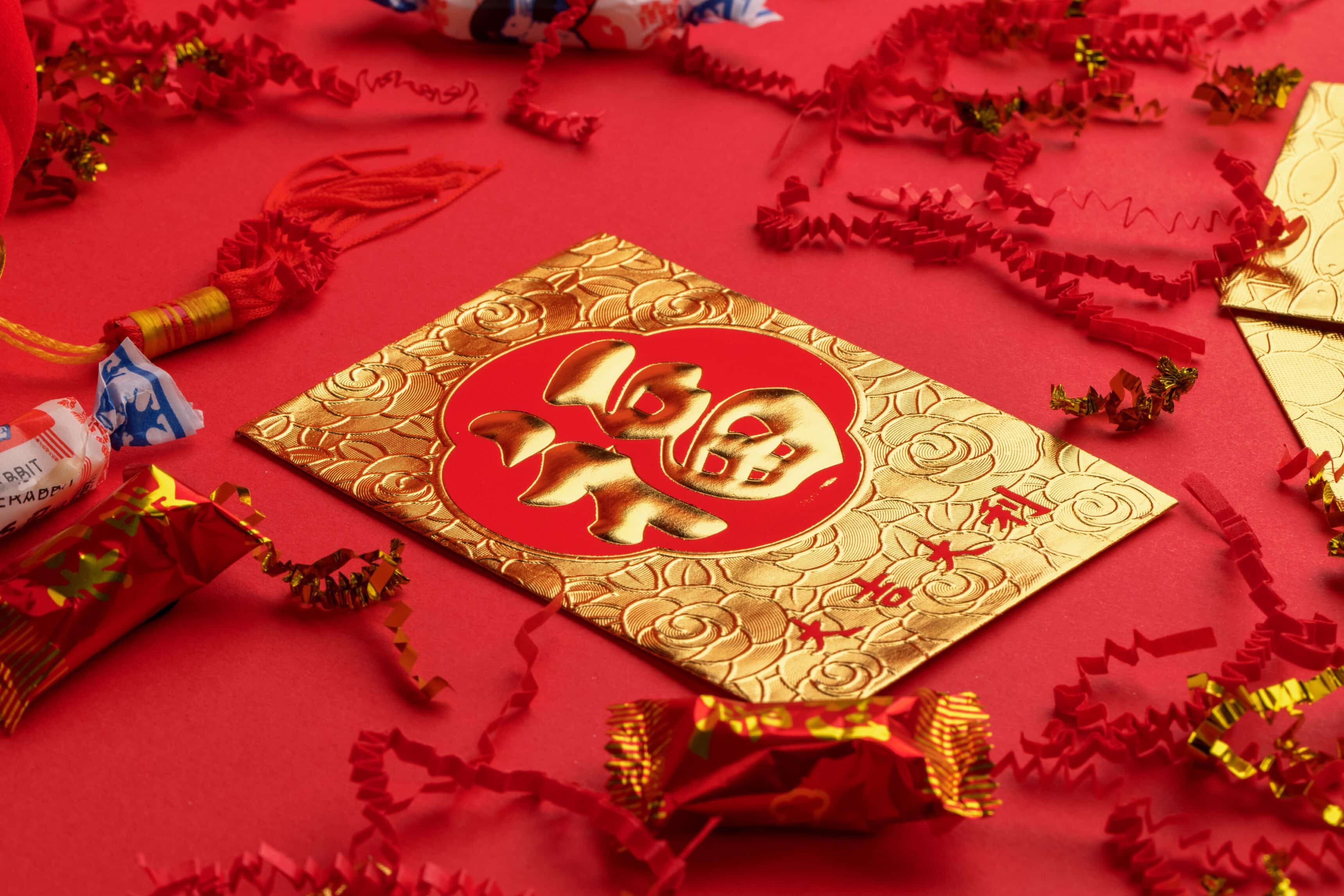 Un sobre dorado y rojo con una inscripción en chino.