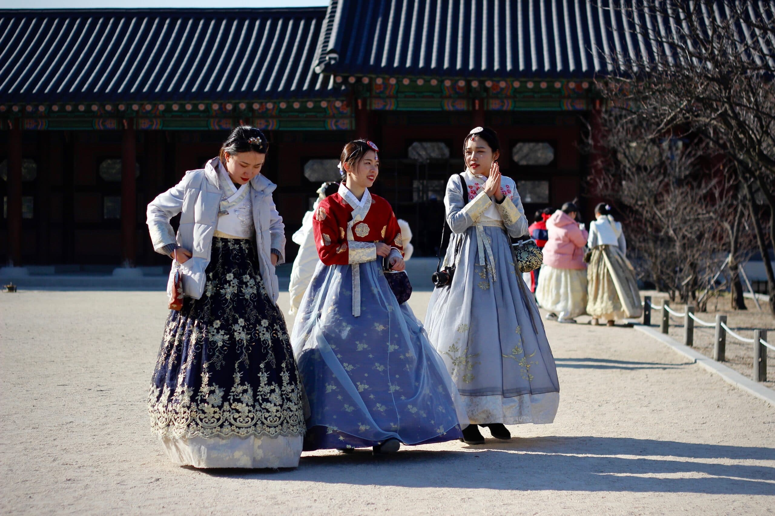 3 mujeres vestidas con ropa tradicional coreana
