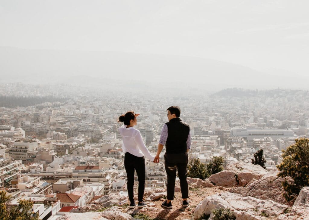 Tipps für die Suche nach Sondertarifen für internationale Flüge: Junges Paar genießt den Ausblick über eine Stadt