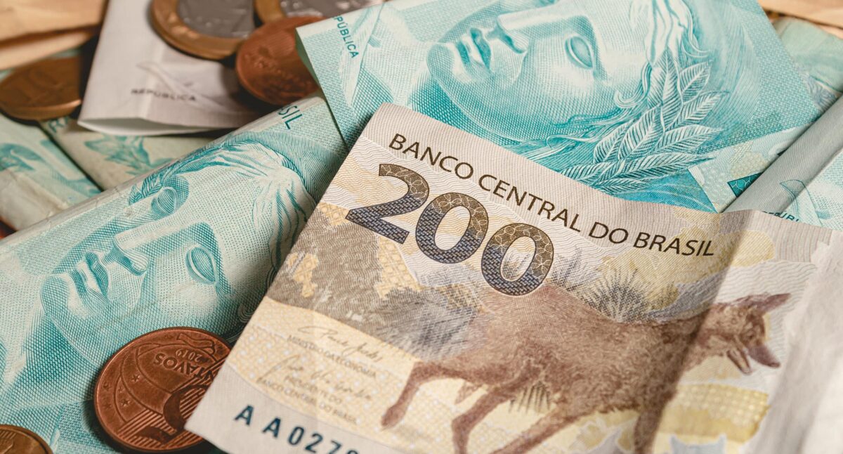 brazilian real currency symbol and bill