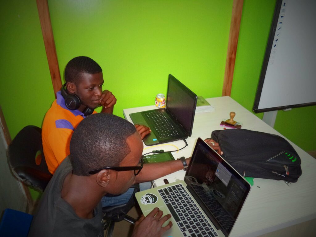Nebenverdienstmöglichkeiten : zwei junge Männer vor einem Laptop