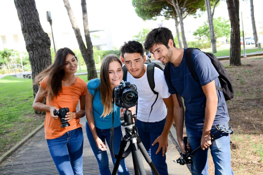 Freunde finden: vier junge Menschen mit Kameras