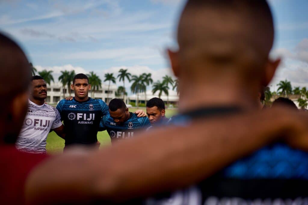 Fidschi-Dollar: Sportler stehen im Kreis
