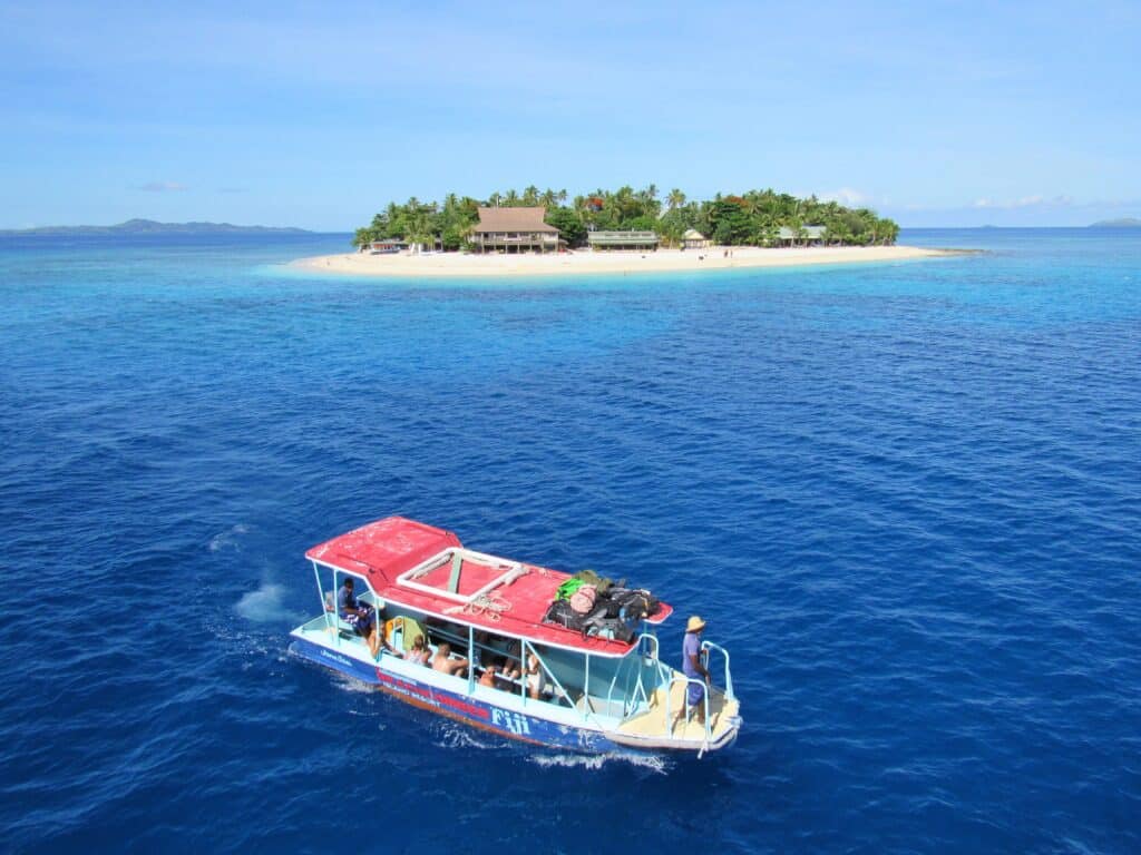Boot for einer fidschianischen Insel