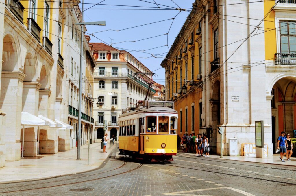 Tram in una via portoghese