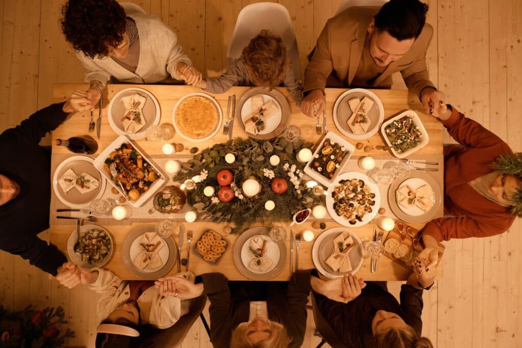 La familia reunida alrededor de una mesa festiva.