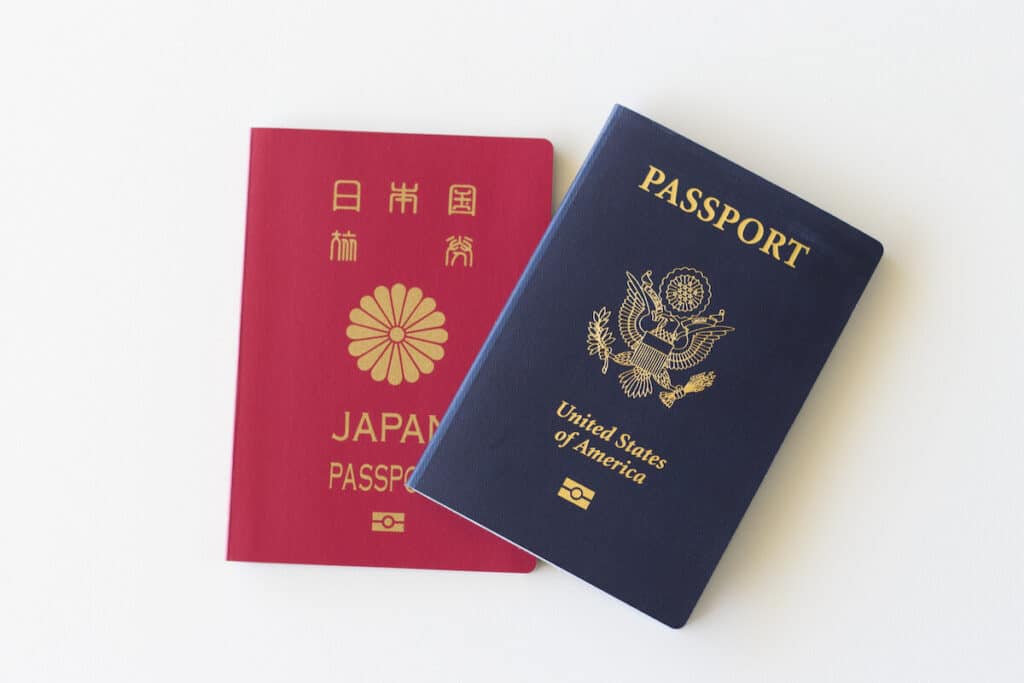 Un passeport des États-Unis et un passeport du Japon