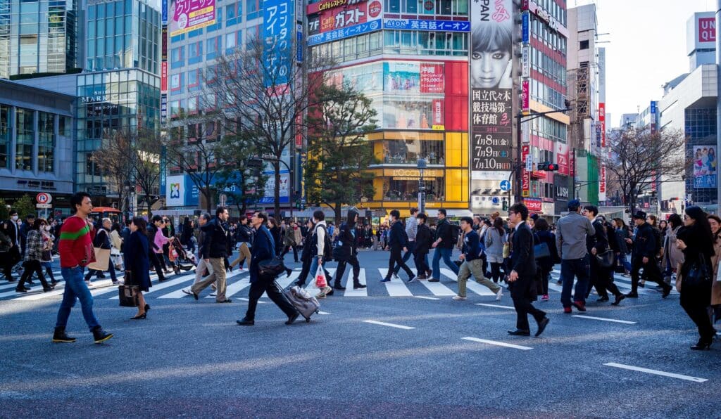 Mga residente naglalakad sa lungsod ng Tokyo sa Japan