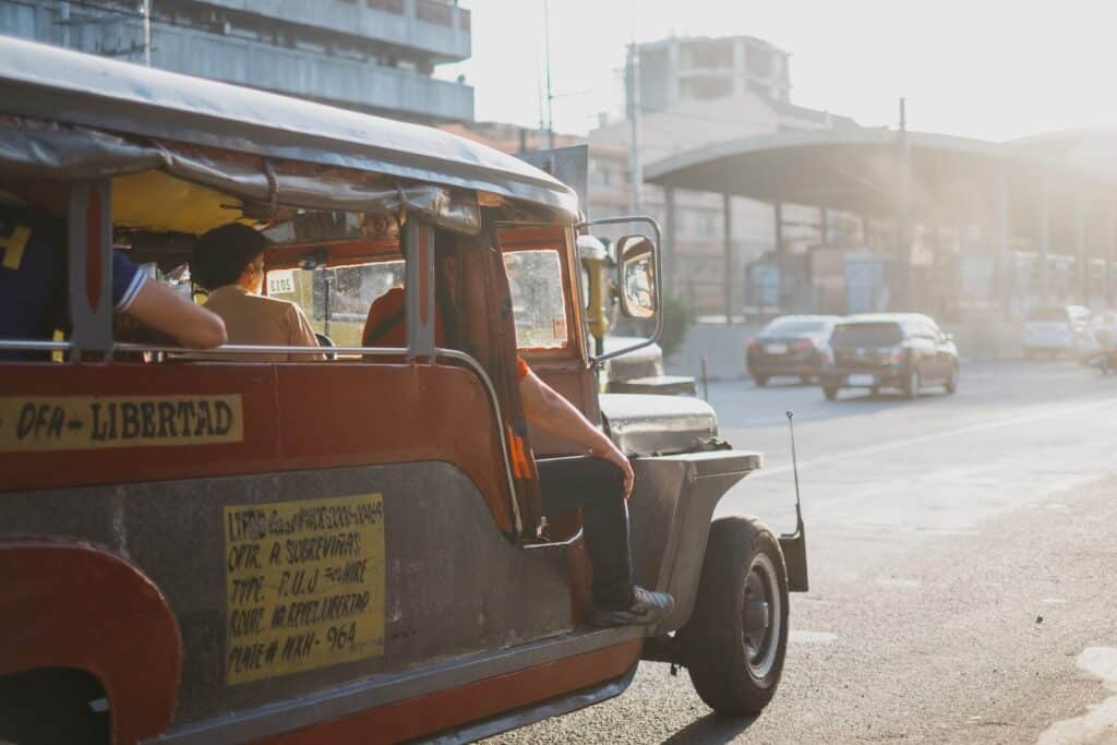 Ito ay tinatawag na jeepney ang pangunahing transpotasyon ginagamit sa Pilipinas