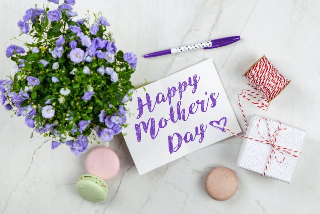 Bulaklak, regalo at greeting card na may pagbati na Happy Mother's Day.