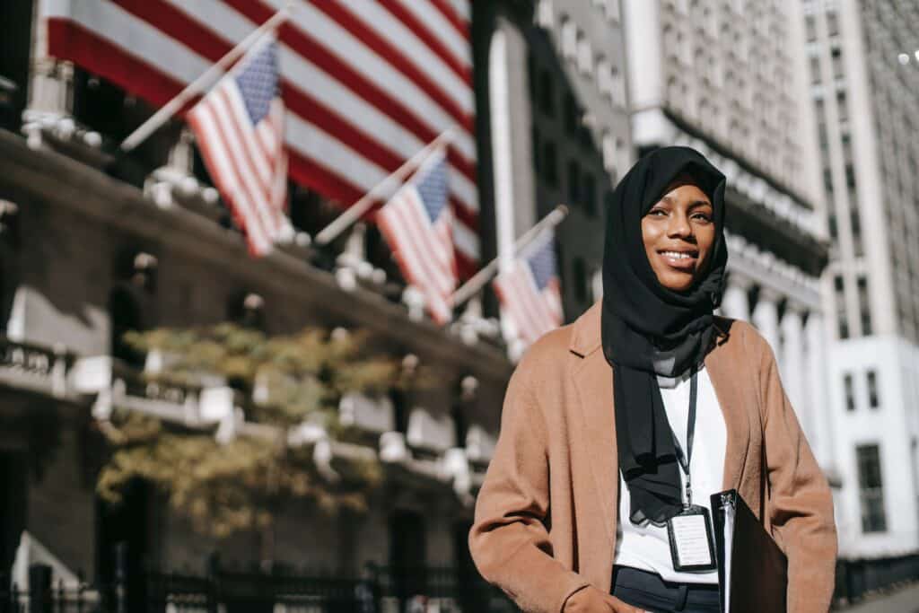 Une femme souriante devant un bâtiment officiel des États-Unis