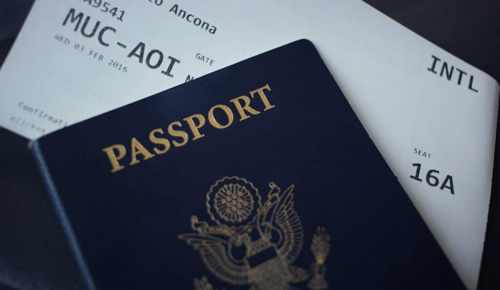 Un passeport et une carte d'embarquement