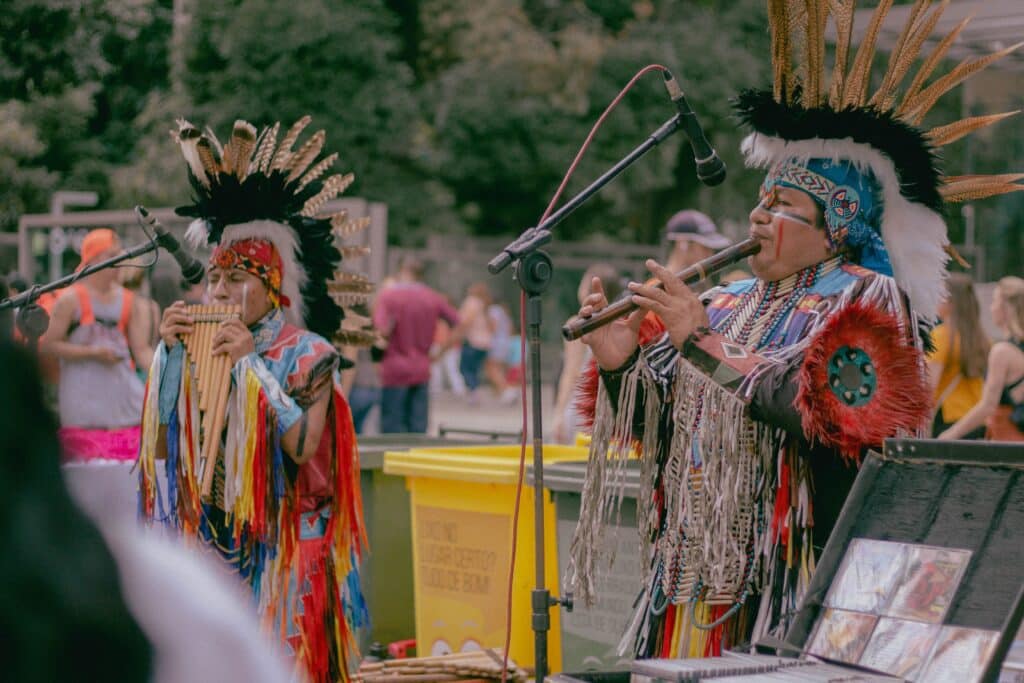 Nativos tocando música tradicional