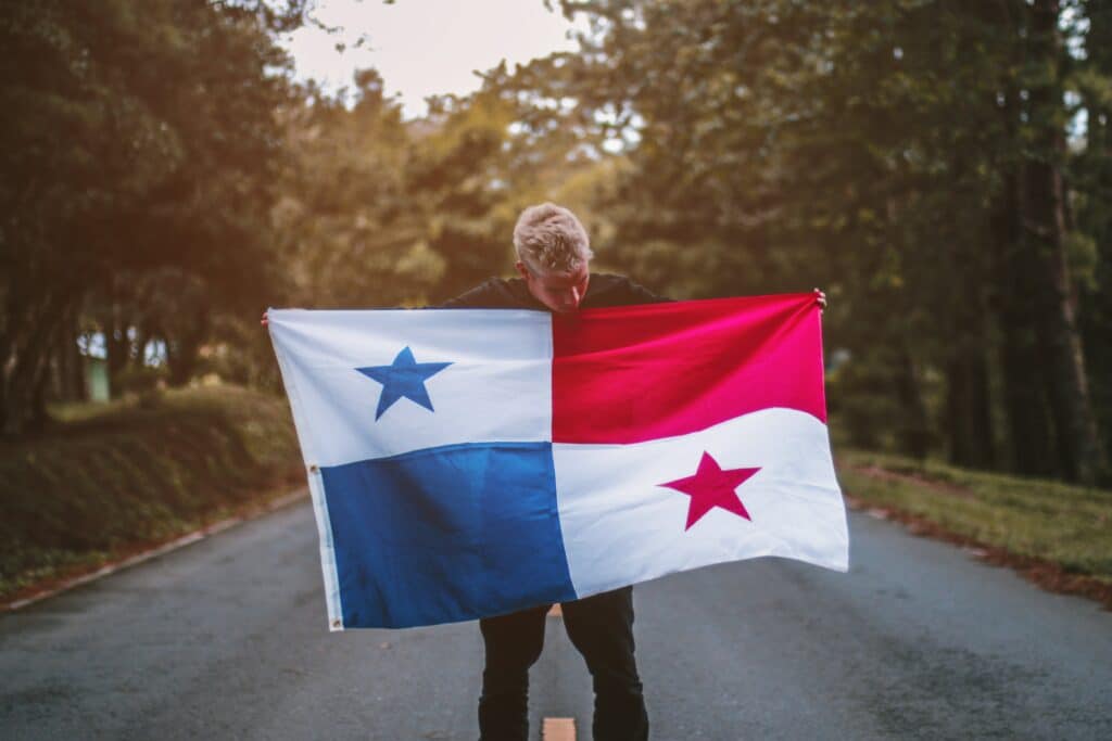 Un hombre que llevaba la bandera de Panamá