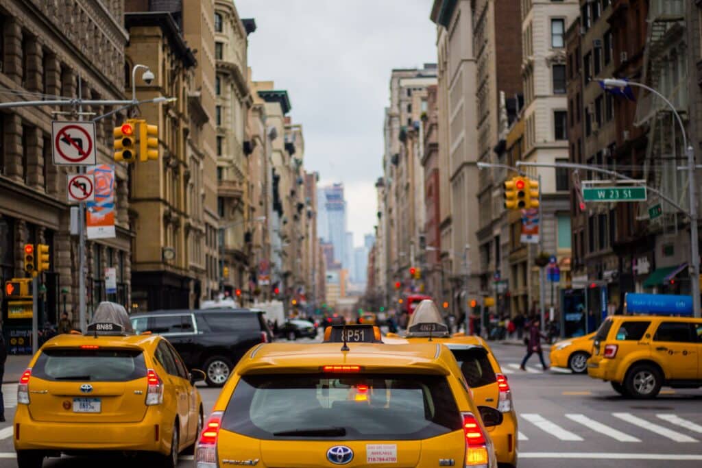 Una calle de Nueva York y taxis amarillos.
