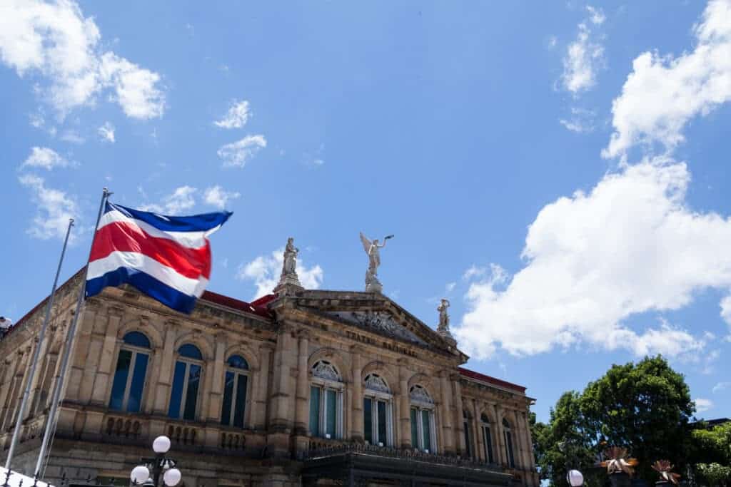 Le drapeau du Costa Rica flottant devant un bâtiment historique