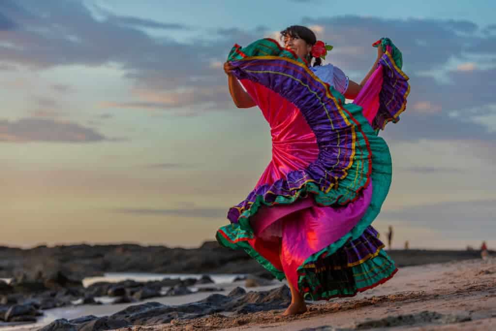 Une femme sur la plage en costume folklorique costaricien