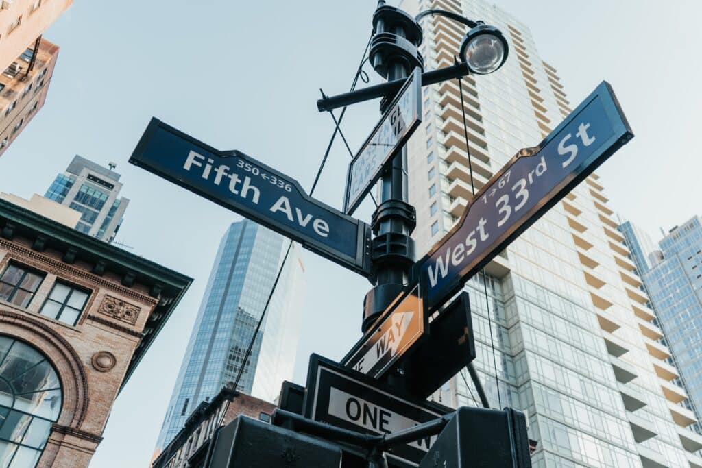 Los rascacielos de Nueva York con indicaciones de calles.