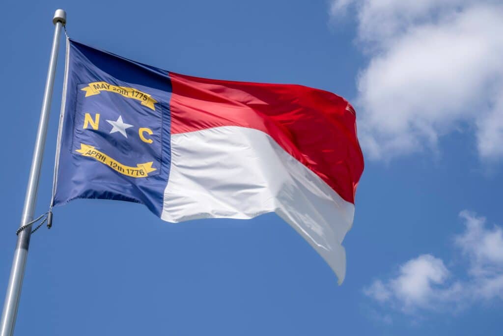 Le drapeau de la Caroline du Nord flottant dans le vent
