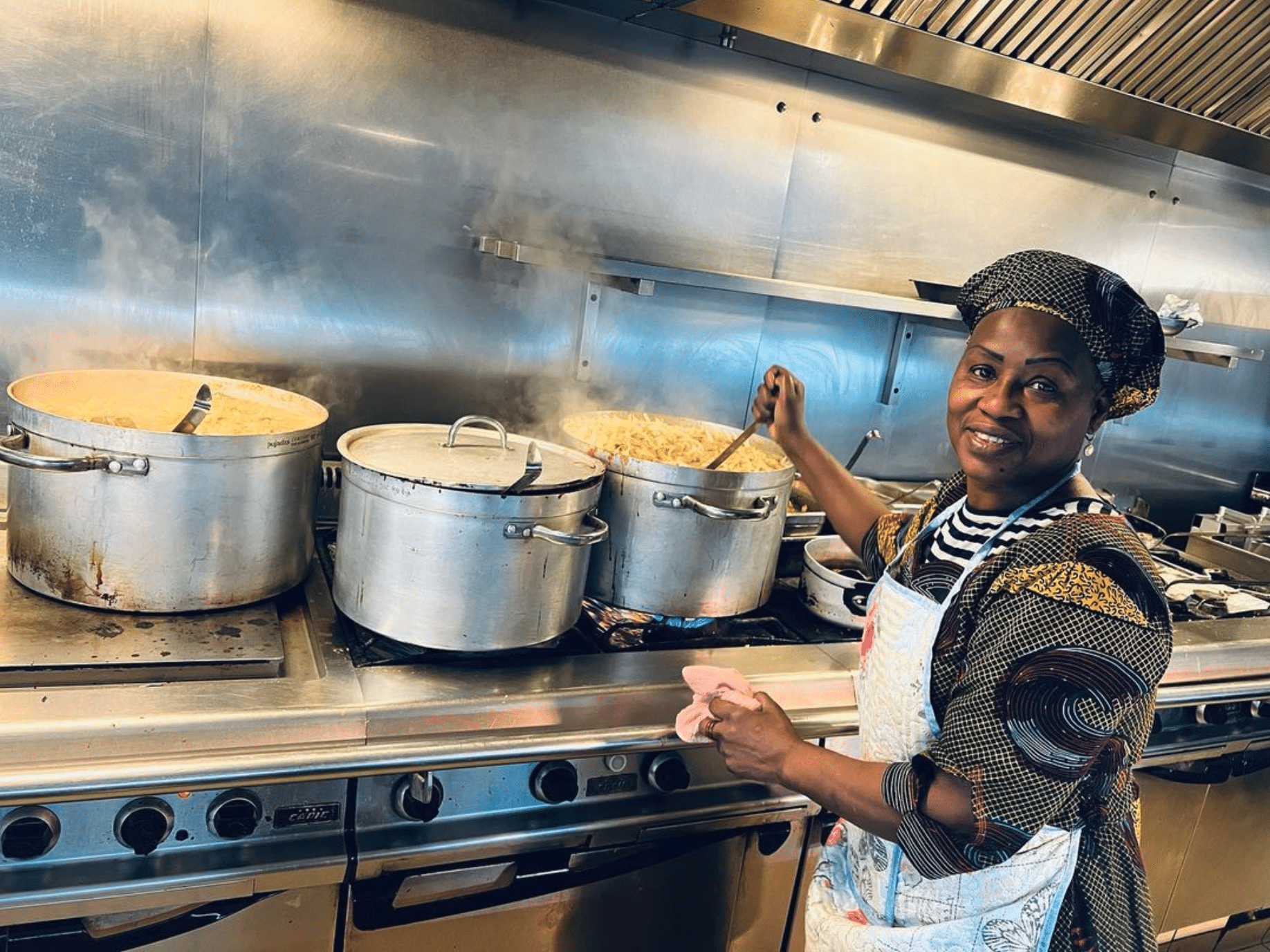 Una mujer cocinando un plato senegalés.