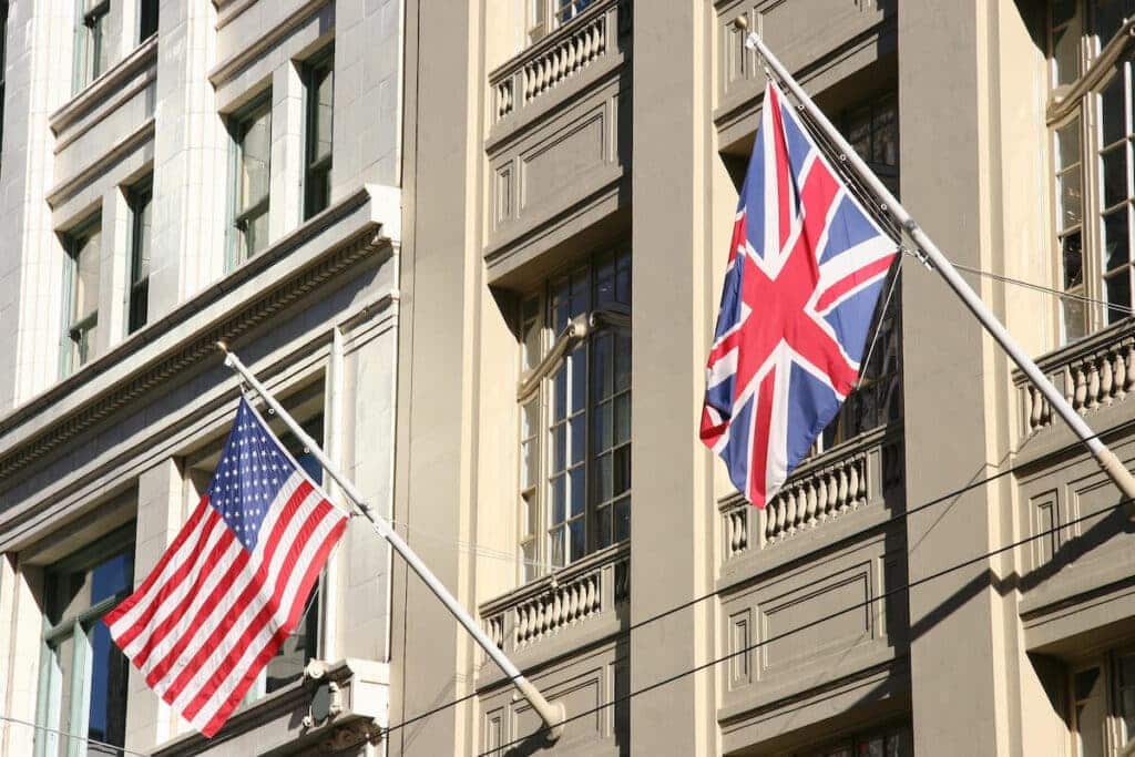 La bandera de Estados Unidos y la del Reino Unido en la fachada del mismo edificio