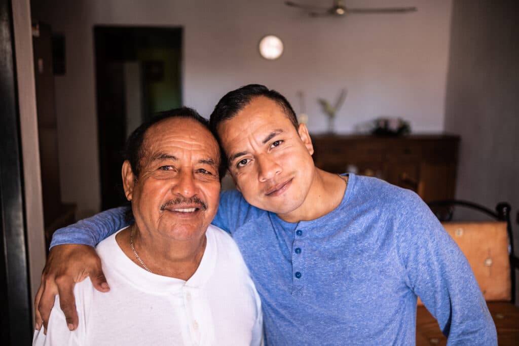 hombre abrazando a su padre en el día del padre en el salvador